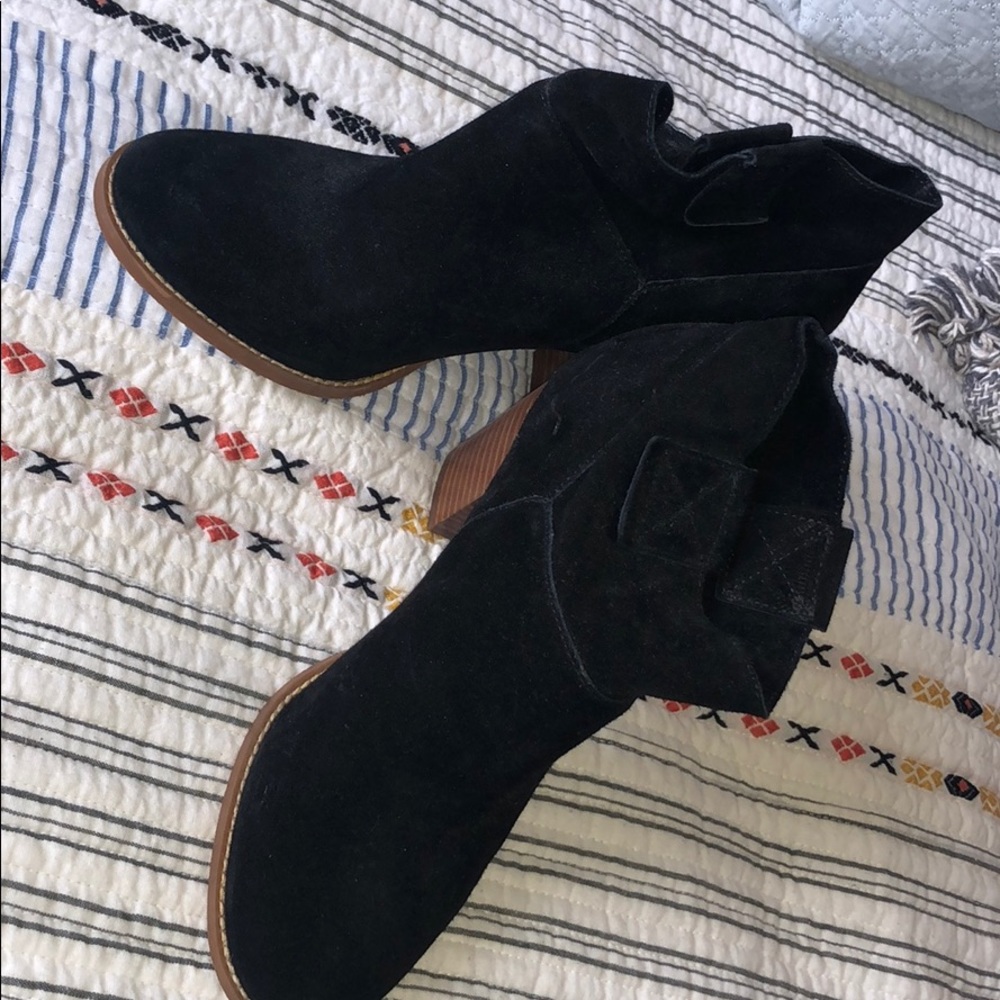 NWOT Crown Vintage Raffa Suede Booties